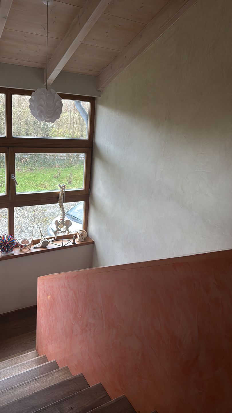 Terracotta Spatula Stucchi on a stair landing wall